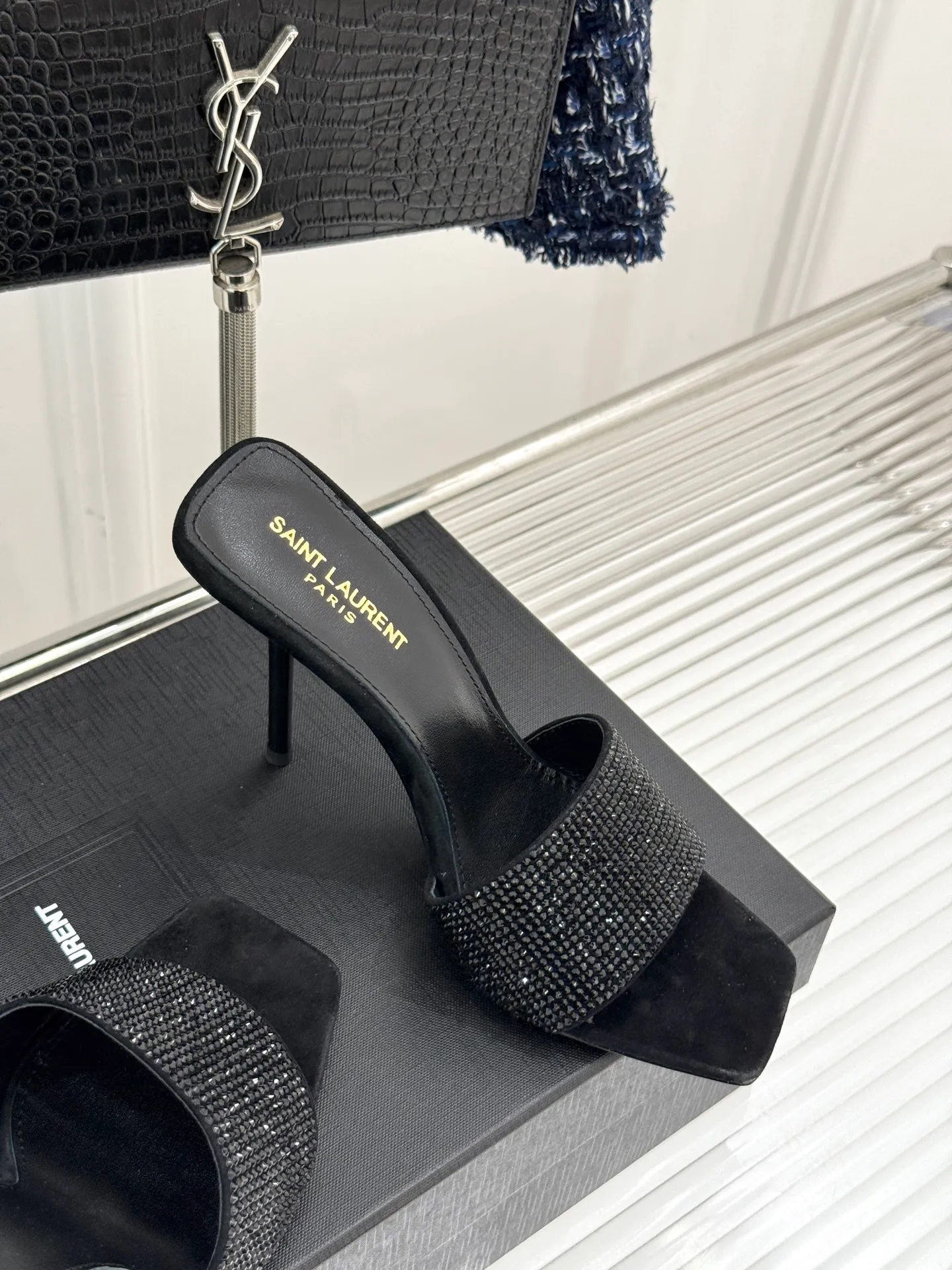 👟👟Ex-factory price 580👟👟Saint Lauren*YSL Saint Laurent classic spring and summer one-line rhinestone high-heeled slippers, rhinestone pearl heel high-heeled sandals, dazzling rhinestones, elegant age reduction, full of fairy princess atmosphere! The upper is made of original customized material, the inner pads are all grained sheepskin, and the outsole is imported genuine leather from Italy! Heel height: 10.5cm Size: 35-39 (34/40/41 customized)